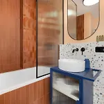 Modern And Unique In The Centre Of By Renters 아파트