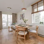 Modern And Unique In The Centre Of By Renters 아파트 *