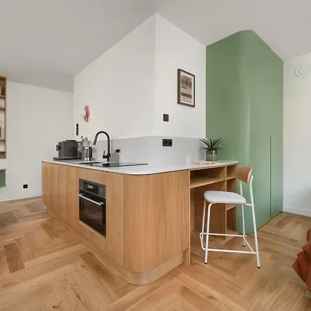 Modern And Unique In The Centre Of By Renters *